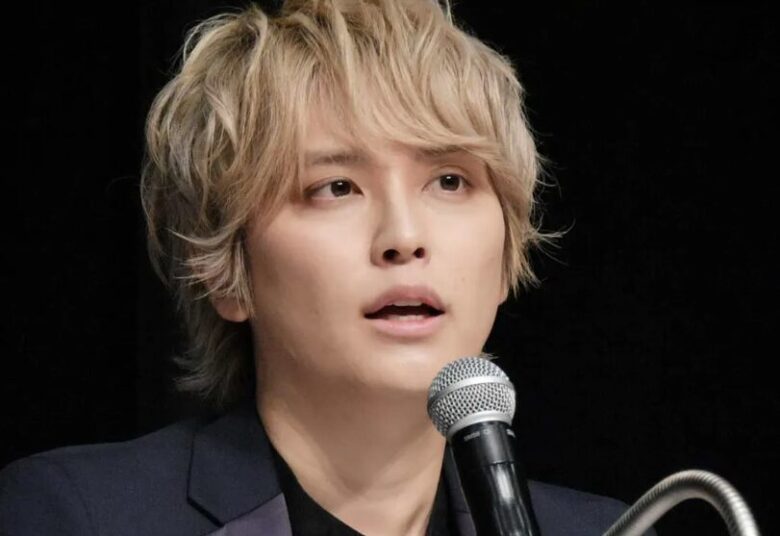記者会見する手越祐也さんの写真