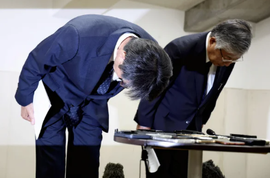 謝罪する堀正和校長の写真