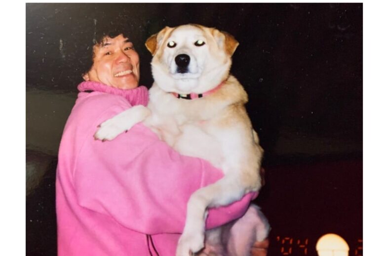 犬を抱っこする林家ぺーさんの写真