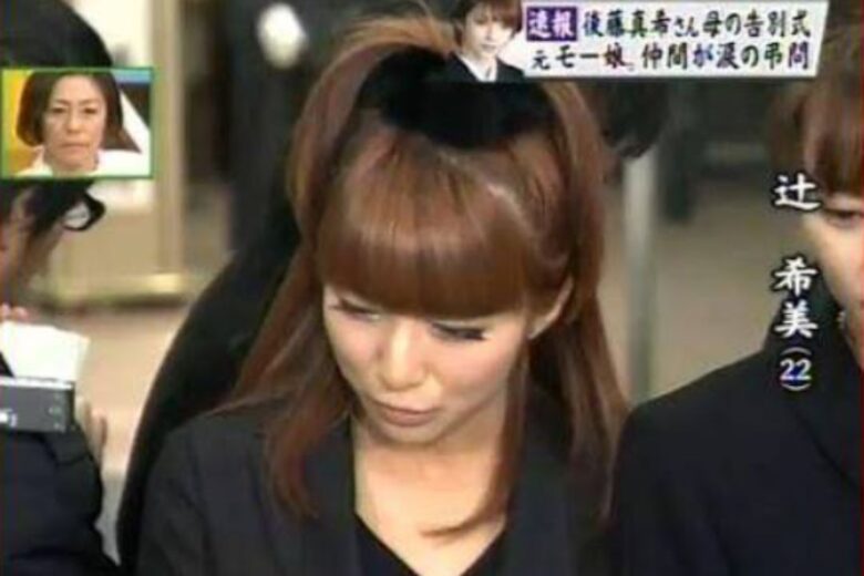 頭に大きい黒いリボンをつけて芸能人のお葬式に出席する辻希美