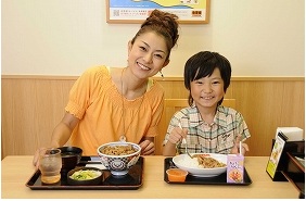 石黒彩と長男・耀太の写真