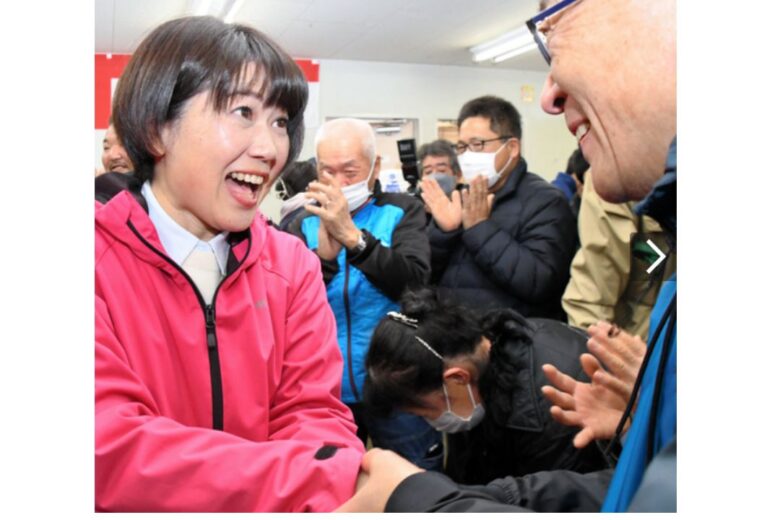 支援者と握手を交わす小川晶さんの写真
