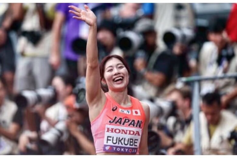 手を振る福部真子の写真