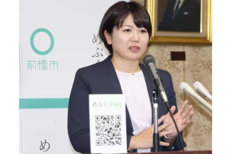 記者会見中の小川市長
