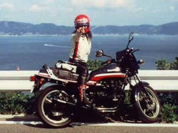 バイクに乗る高市早苗さんの写真