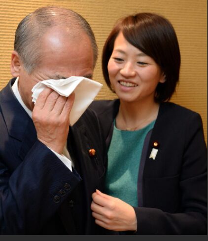 鈴木宗男さんをなぐさめる娘の鈴木貴子さんの写真