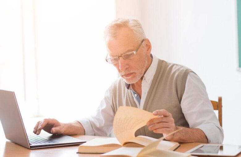 本を読む大学教授の写真