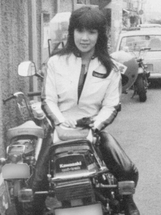 バイクに乗る若い頃の高市早苗さん