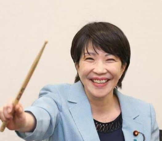 スティックを持つ高市早苗さんの写真