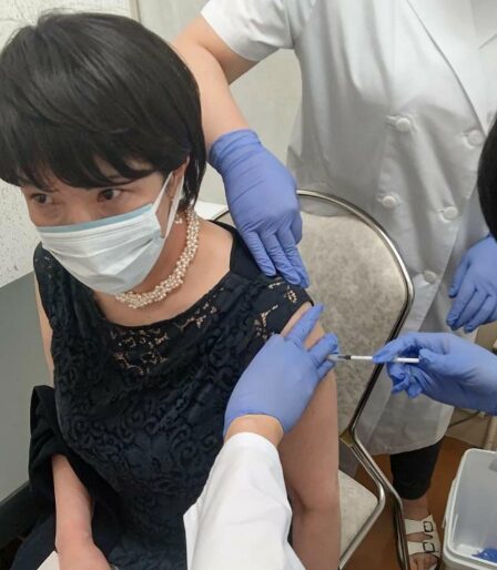 注射を打つ高市早苗さん