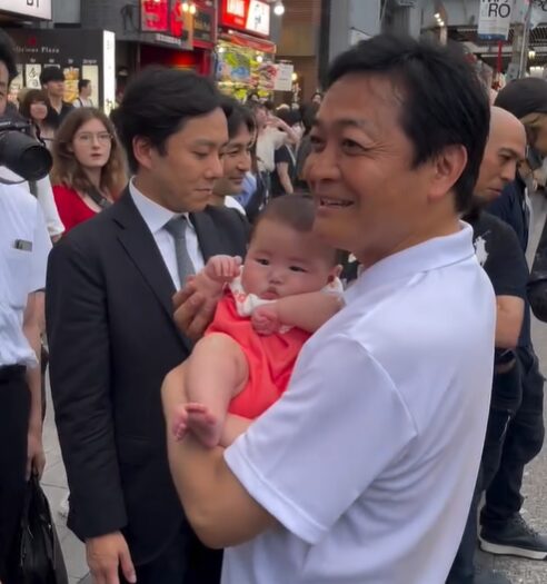 赤ちゃんを抱っこする玉木雄一郎さんの写真