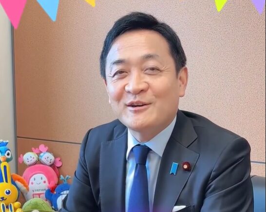 インタビューに答える玉木雄一郎さんの写真