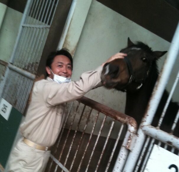 南相馬氏から非難させた馬をなでる玉木さんの写真