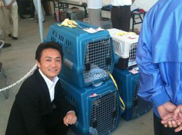 保護県と一緒に写真におさまる玉木さん