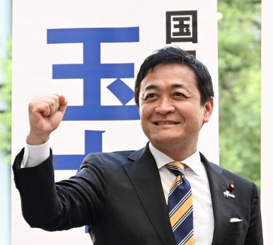 ポーズをとる玉木雄一郎さんの写真