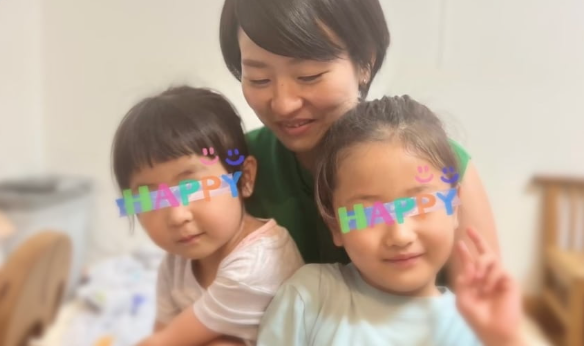 鈴木貴子さんと二人の娘の写真