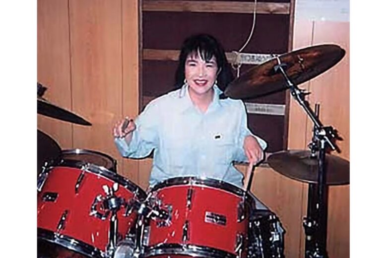 ドラムをたたく高市早苗さん
