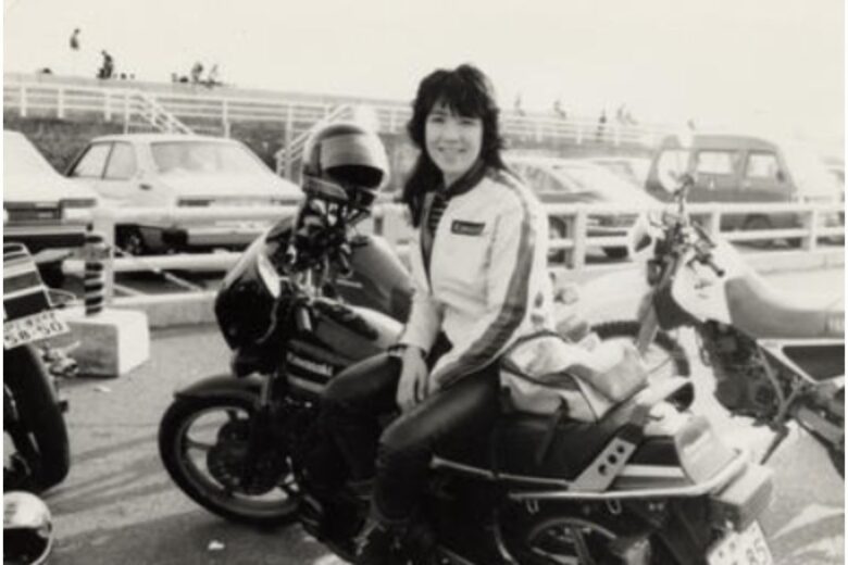 バイクに乗る高市早苗さん