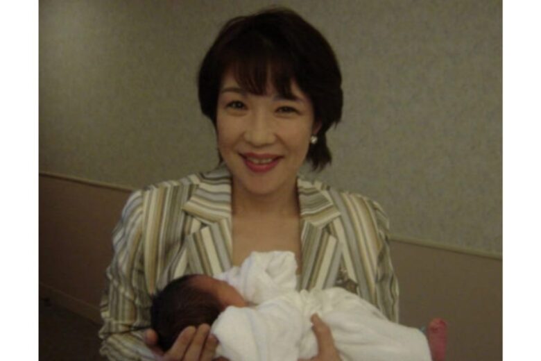 甥っ子を抱っこする高市早苗さん