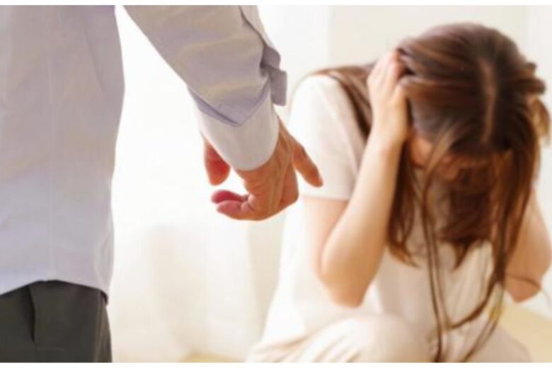 責められる女性の写真