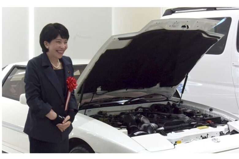 笑顔で愛車と対面する高市早苗さん