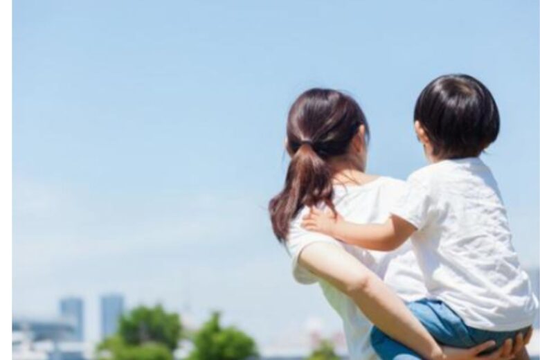 子供をおんぶする母親の写真